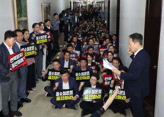 "탄핵 위한 꼼수 청문회 중단하라"…與 의원들 연좌농성, 극한대치