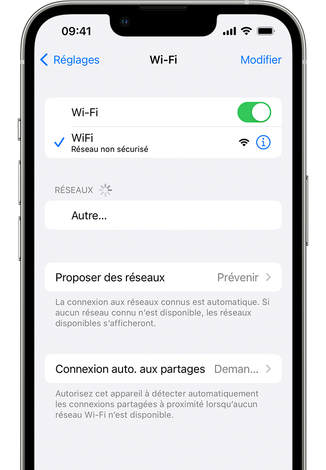 Un iPhone affichant l’écran Wi-Fi. Une coche bleue est affichée à côté du nom du réseau Wi-Fi.