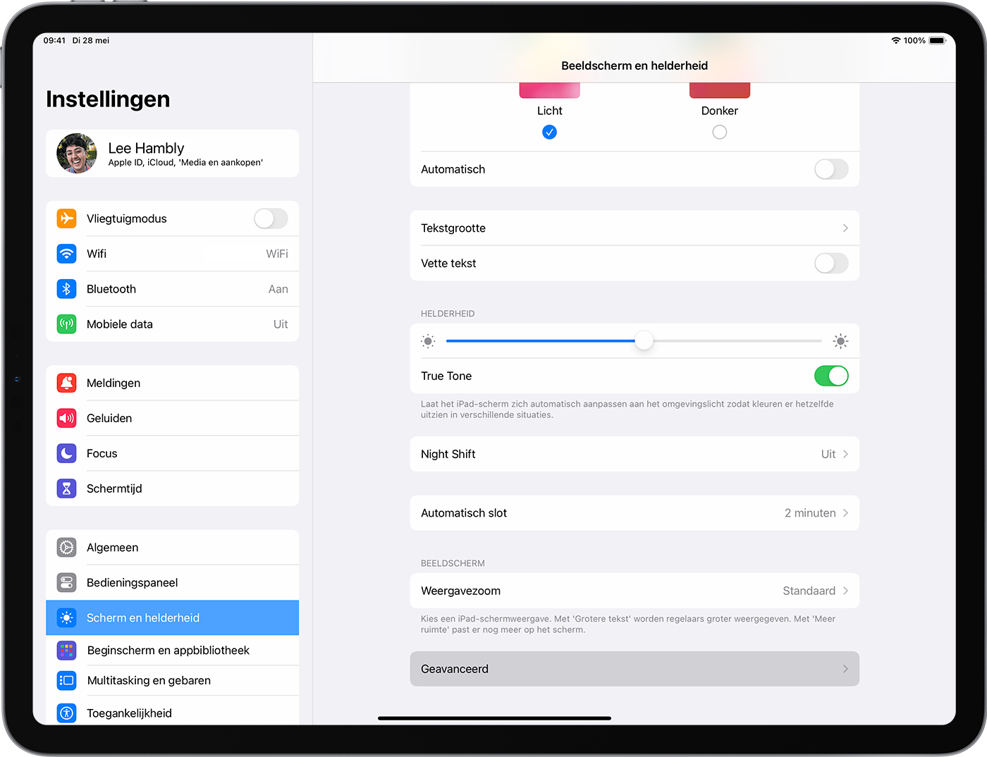Een iPad met de instellingen voor 'Beeldscherm en helderheid' met het menu 'Geavanceerd' geselecteerd.