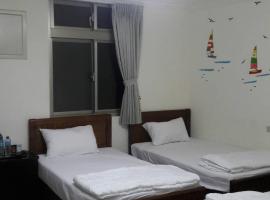 Home run Homestay, hotel em Dongyin/