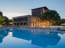 Vacances Bleues Hôtel Castel Luberon, hotel em Apt