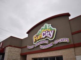 Fun City Resort Hotel, hotel cerca de Aeropuerto de Southeast Iowa Regional - BRL, 