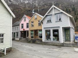 Old town boutiqe apartments/ Gamle Lærdalsøyri boutique leiligheter, hótel með bílastæði í Lærdalsøyri