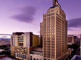 Drury Plaza Hotel San Antonio Riverwalk, отель в Сан-Антонио