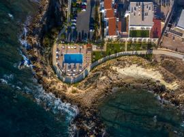 Vrachia Beach Hotel & Suites - Adults Only, hotel met parkeren in Paphos