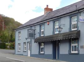 Afon Duad Inn and Dolau Cottage, estalagem em Cwm-Duad