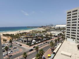 Lovely three-room apartment above the promenade، فندق في أشدود