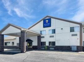 Reston Inn & Suites، فندق سبا في Spencer