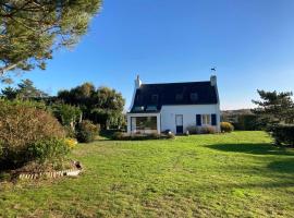 Maison lumineuse avec jardin, près de la plage des Grands Sables - FR-1-418-195, hotell i Locmaria