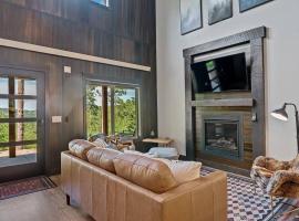 High Mountain Rustic Cabin Hot Tub Game Loft, hotel di Lead