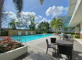 8 Spatial 2BR condo within the city with Pool, WIFI & Netflix