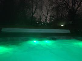 Outdoor Hot Tub and Cozy King Bed, hotel in Lansing