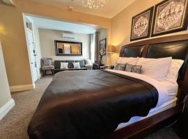 Historic Branson Hotel - Haven Suite with Queen Bed - Downtown - FREE TICKETS INCLUDED, hotel a prop de Branson Airport - BKG, a Branson