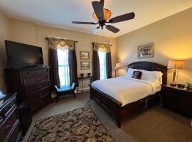 Historic Branson Hotel - Heritage Room with Queen Bed - Downtown - FREE TICKETS INCLUDED, hotel a prop de Branson Airport - BKG, a Branson