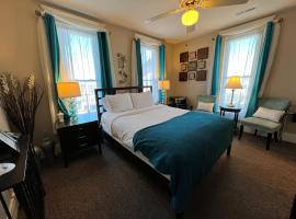 Historic Branson Hotel - Serendipity Room with Queen Bed - Downtown - FREE TICKETS INCLUDED, hotel a prop de Branson Airport - BKG, a Branson