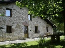 Etxetxobarri, caserío independiente con vistas a la crestería de Anboto