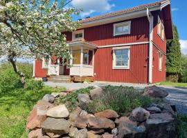 Sällinge House - Cozy Villa with Fireplace and Garden close to Uppsala，烏普薩拉的飯店