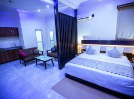 Apartment 79 Hotel & Suite، فندق في إيكيجا