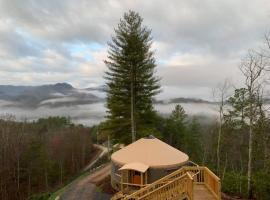 Junaluska @ Sky Ridge Yurts, camping de lujo en Bryson City