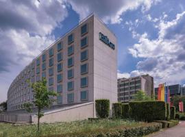 Hilton Geneva Hotel and Conference Centre: Cenevre'de bir havuzlu otel