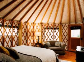 Tuckaseegee @ Sky Ridge Yurts, camping de lujo en Bryson City