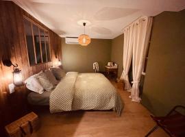 LA CABANE AFFRANCHIE, hotell med parkeringsplass i Moussy