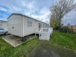 Superb 6 Berth Caravan With Decking At Seawick Holiday Park, Essex Ref 27009Mv、クラクトン・オン・シーのホテル