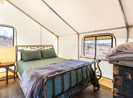 Silver Spur Homestead Luxury Glamping -The Tombstone, camping de lujo en Tombstone