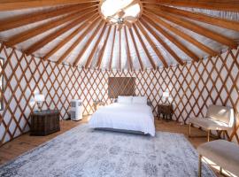 EagleWatch Mountaintop Yurt, camping de lujo en Bryson City