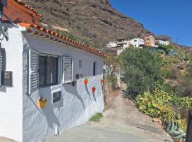 Casa Rural LOS PINARES El Juncal de TEJEDA, hotelli Tejedassa