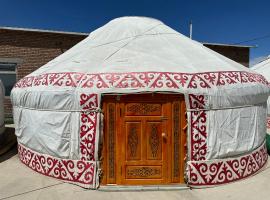 Traditional Yurts - Ulgii Guest House, хотел в Йолгий