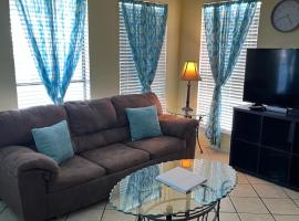 South Padre Island condo is walking distance to the beach, Sleeps 6, Third Floor, 2024 Traveler Award, winter rates: South Padre Island şehrinde bir otel