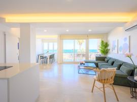 Luxury oceanfront 3 bedrooms & 2 bath by 10ToSea, hotelli Fuengirolassa