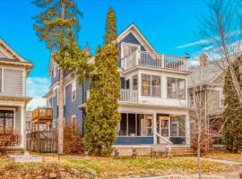 Treetop Apartment in the Heart of MPLS, готель у місті Міннеаполіс