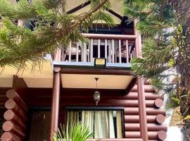 Rustic Log Cabin in Tagaytay، فندق في تاجيتاي