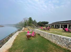 Chitwan Riverside Resort、ソーラハのホテル