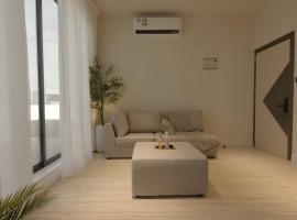 Modern Luxurious 1BR, Penthouse BLISS, hotel u gradu 'Seeb'