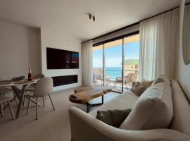 Luxury beachfront apartment, hotelli Fuengirolassa