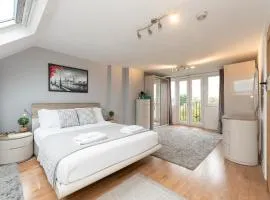 Spacious 4-Bed House Direct Link to Central London Pass the Keys