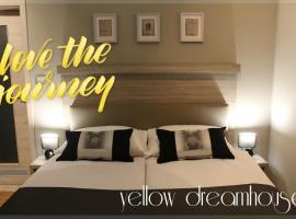 Yellow Dreamhouse, hotel en Postojna