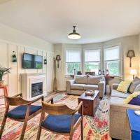 Pet-Friendly Saranac Lake Retreat with Deck and Yard, hotel i nærheden af Adirondack Regionale Lufthavn - SLK, Saranac Lake