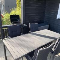 Quiet, centrally-located apartment, parking included, hotel near Molde Airport, Årø - MOL, Molde