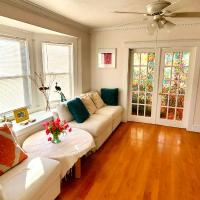 Near Train Station Gorgeous 3-Bedroom Apartment with Patios, hotel en Dorchester, Boston