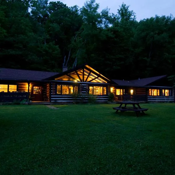 Creekwalk Inn Bed and Breakfast with Cabins, хотел в Cosby