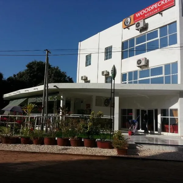 Woodpecker Resort Hotel, hotel em Banjul