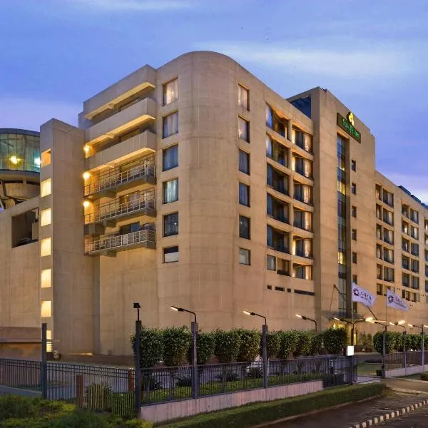 Savoy Suites Manesar, Hotel in Garhi Harsāru