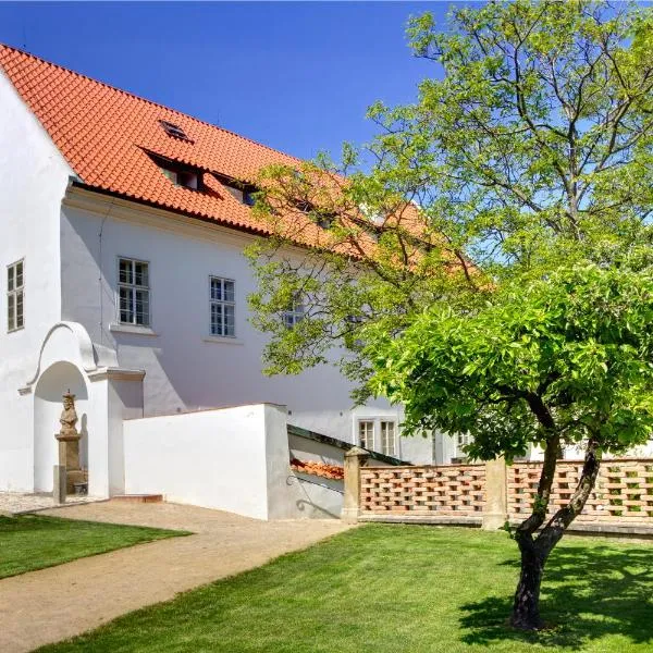 Monastery Hotel, hotel i Tuchoměřice