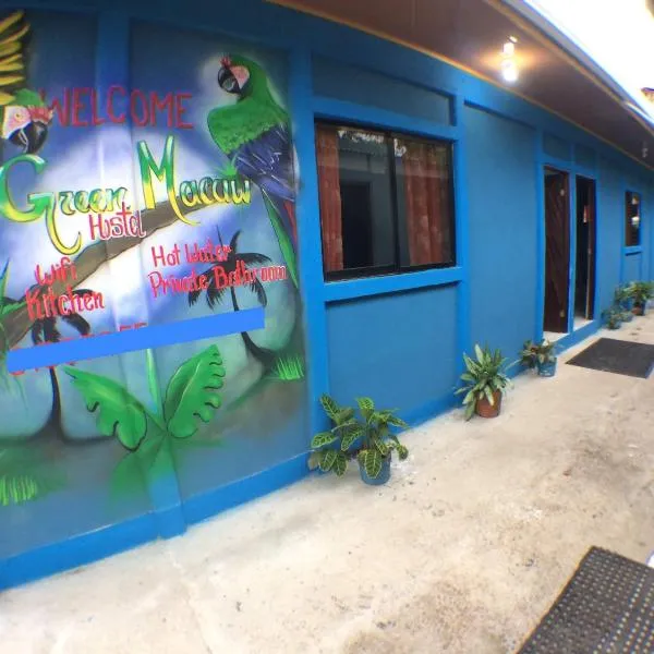 Green Macaw Hostel, hotell i Jaloba