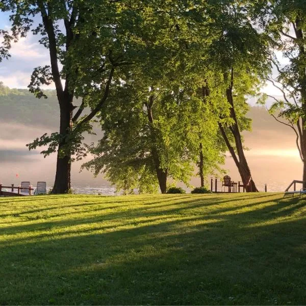 The Elms Waterfront Cottages, hotel v destinaci Lake Luzerne