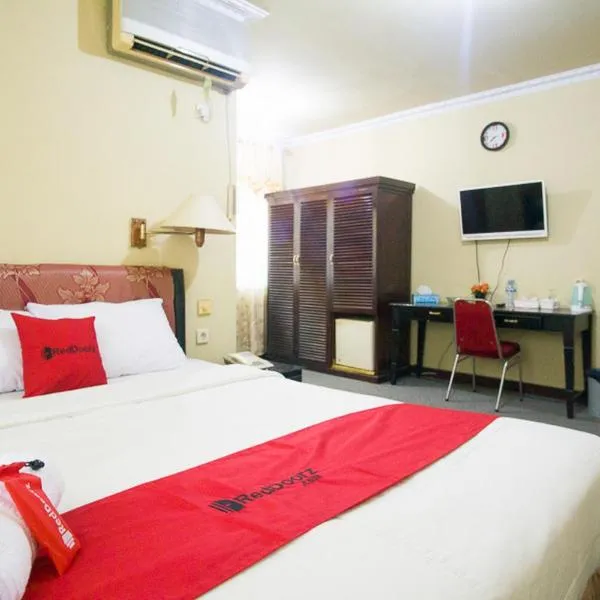 RedDoorz plus near Pelabuhan Bitung, hotel di Bitung